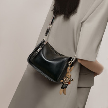 FOXER/金狐狸2025秋冬女包高级感水桶包斜挎通勤包复古单肩斜挎包