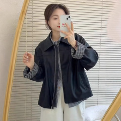 高級感のあるレトロな格子のつなぎ合わせの皮のコートの女性2025春の新型のゆったりしたカジュアルな百合pu皮のジャケット