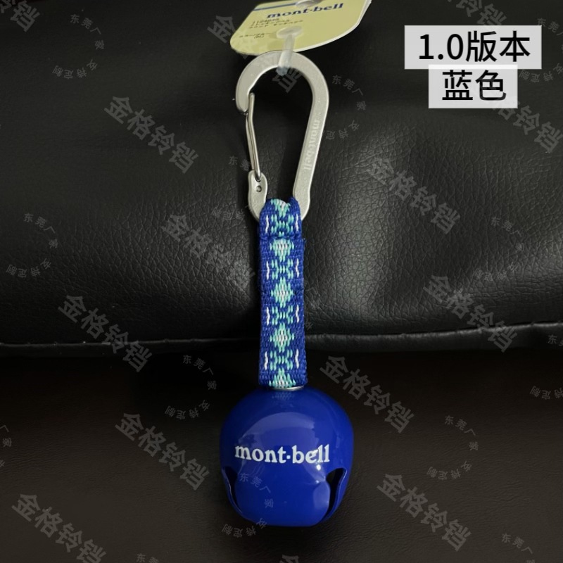アウトドア登山は熊鈴を掛けてキャンプします。徒歩でリュックサックを掛けます。