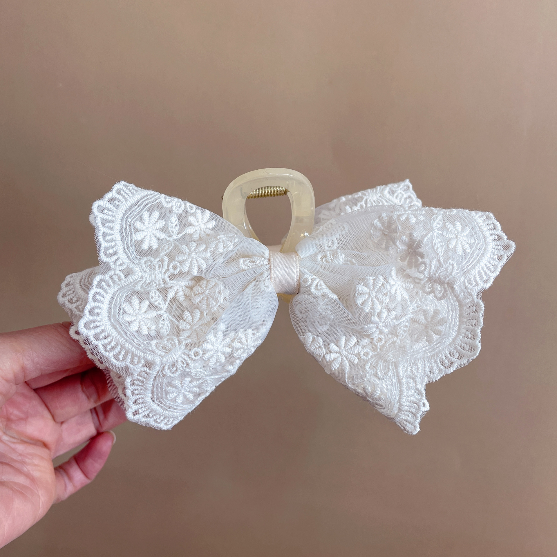 Scrunchie vintage in pizzo di cotone con ricami artistici_voghion.com