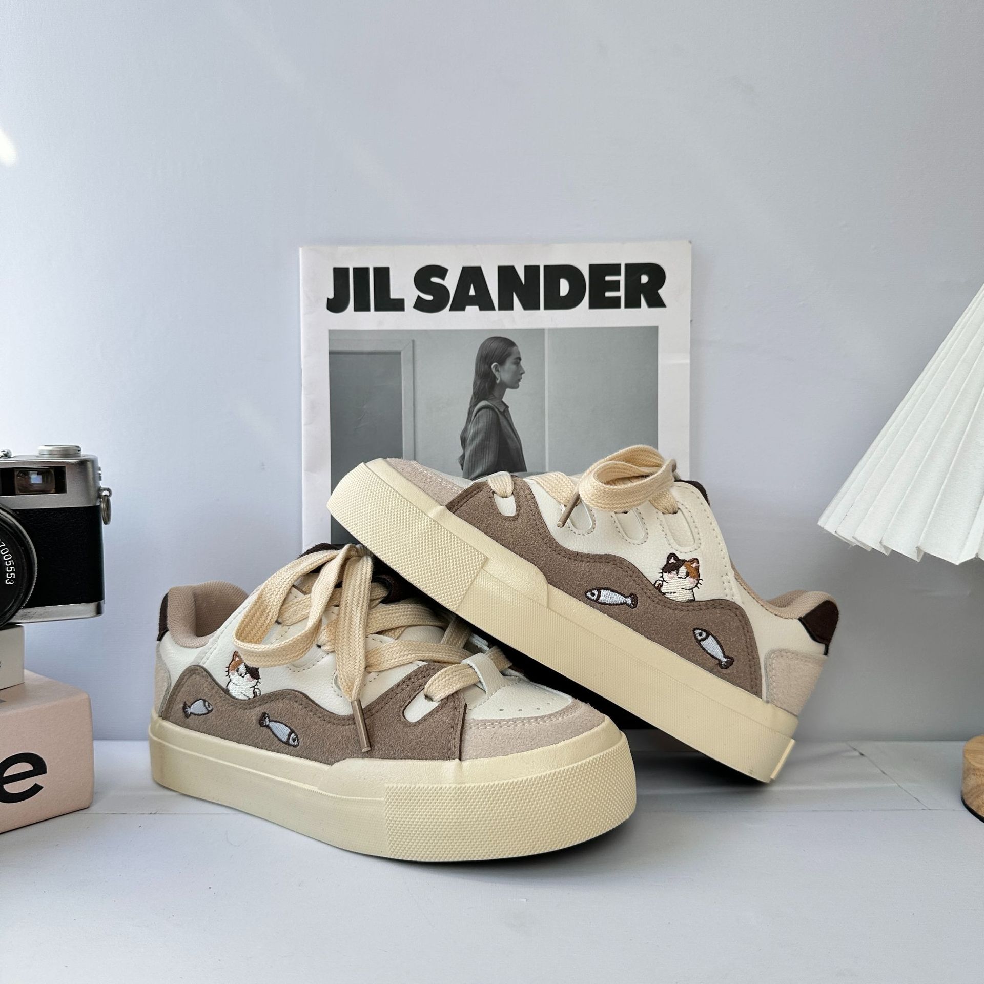 Zapatos deportivos y casuales de ondas distantes para niños y niñas en otoño de 2025 nuevos tipos de explosión, todos los tipos de zapatos de skate de suela gruesa ligera para padres