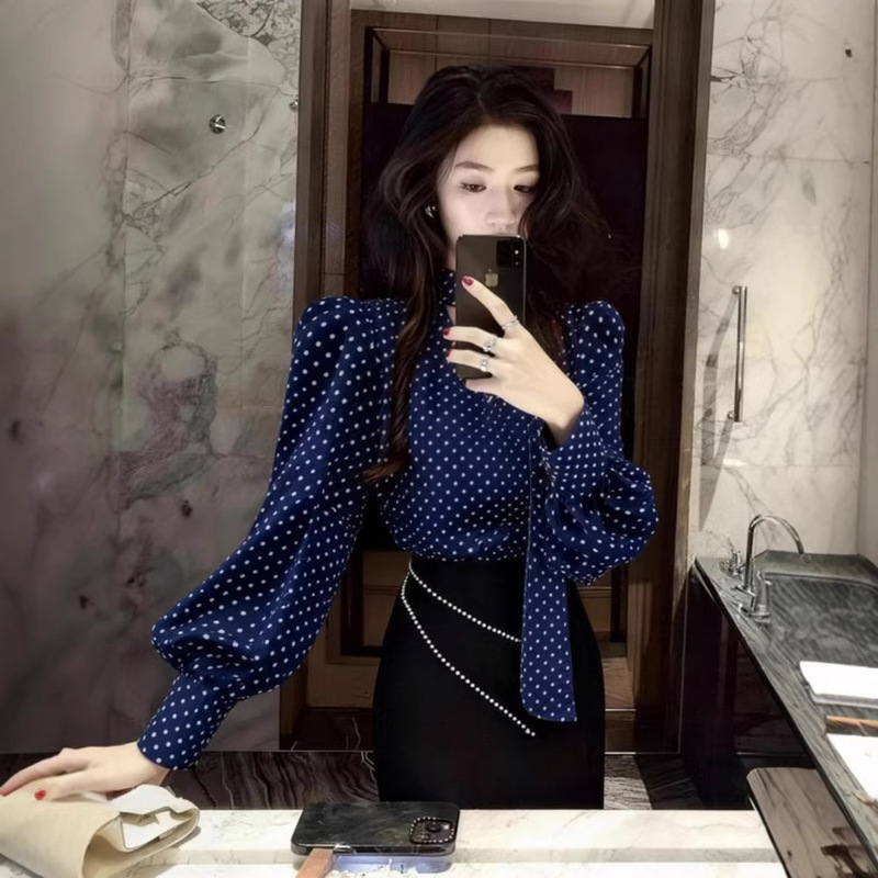 2026 Spring New Style Mature French Style Polka Dot Ribbon Shirt for Women in Dark Blue with Puff Sleeves, Light Luxury and High-End Feel Blouse
