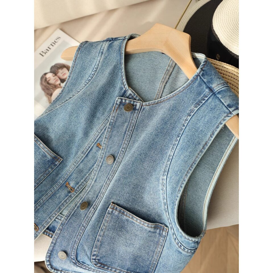 Áo vest denim nữ không tay cổ chữ V phối lớp phong cách retro, dáng ôm tôn dáng, dài 50–65 cm — Áo vest denim màu xanh (hàng có sẵn), Áo vest màu xanh đậm (có sẵn), Áo vest màu xanh đậm chi tiết 25