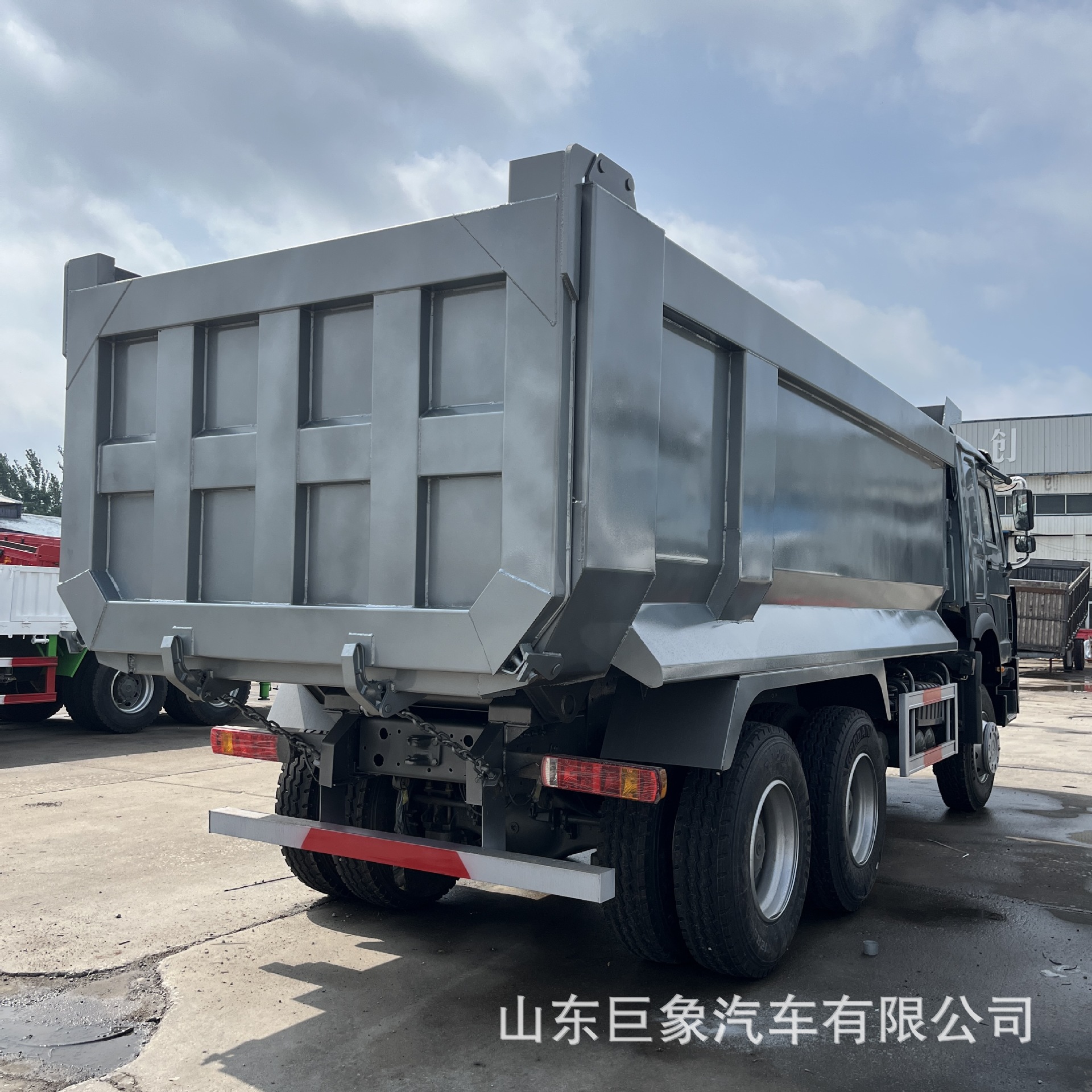 Manufacturer exports HOWO 6×4 rear eight-wheel dump truck with 371/380 horsepower