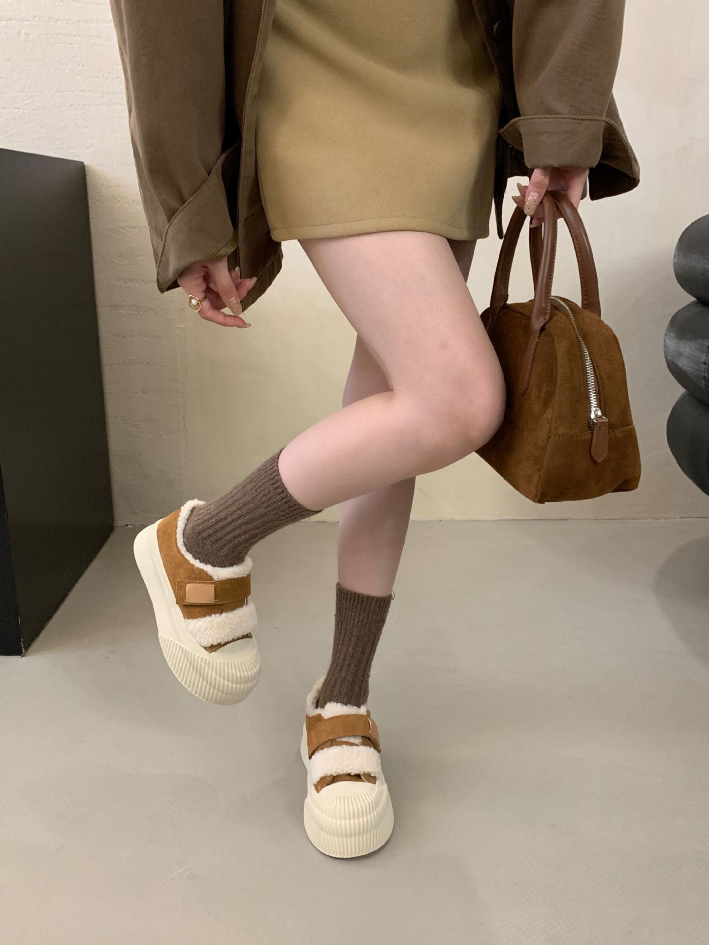 Chaussures ShoeGlobe Grape Mom Automne Hiver Nouvelles Chaussures en cuir véritable à semelle épaisse et doublure en velours épais, chaudes et décontractées, couleur blanc biscuit, pour femmes_voghion.com