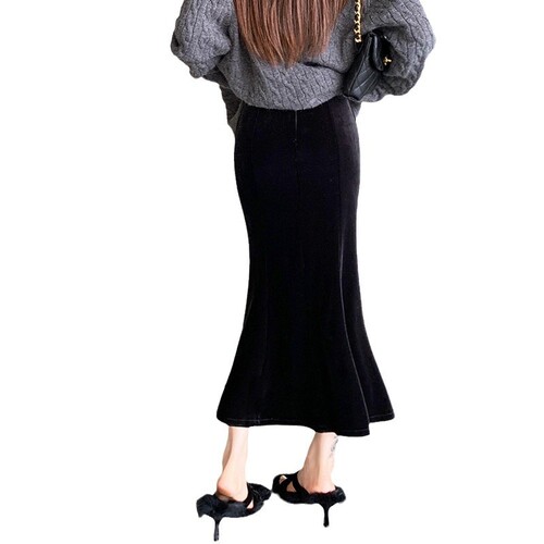 Simple gold velvet skirt, mermaid-style midi skirt—autumn/winter chic, slimming, figure-flattering, and versatile for a sleek, all-around look.