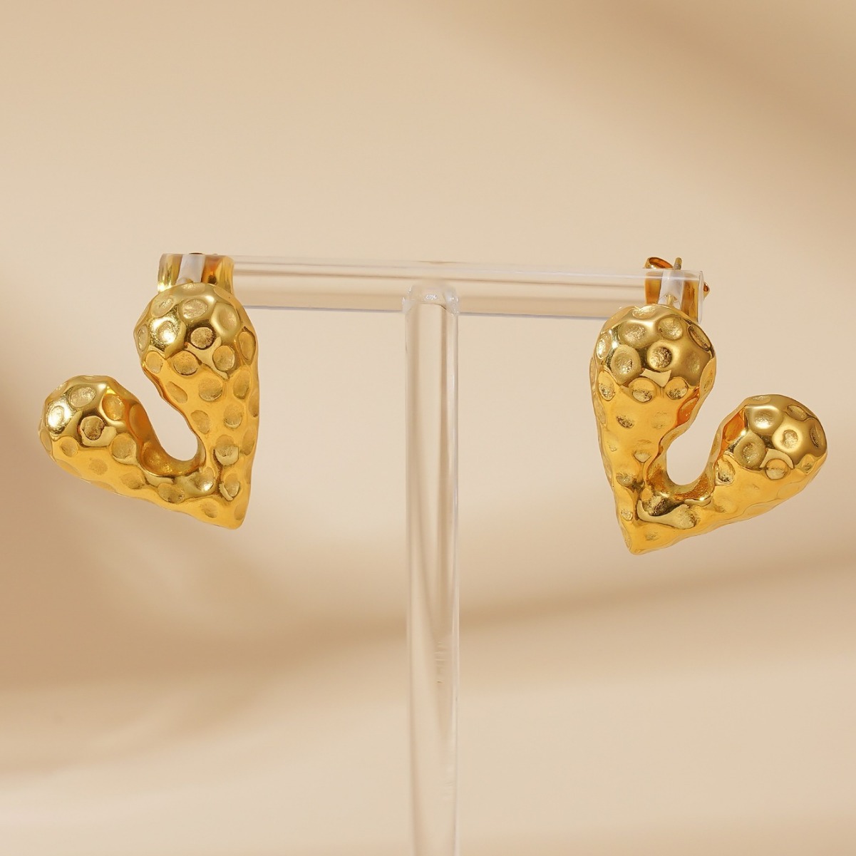 Europa y los Estados Unidos nuevos aretes de diseño de alto nivel de amor irregulares de nicho simple acero de titanio chapado en oro joyas de moda auriculares