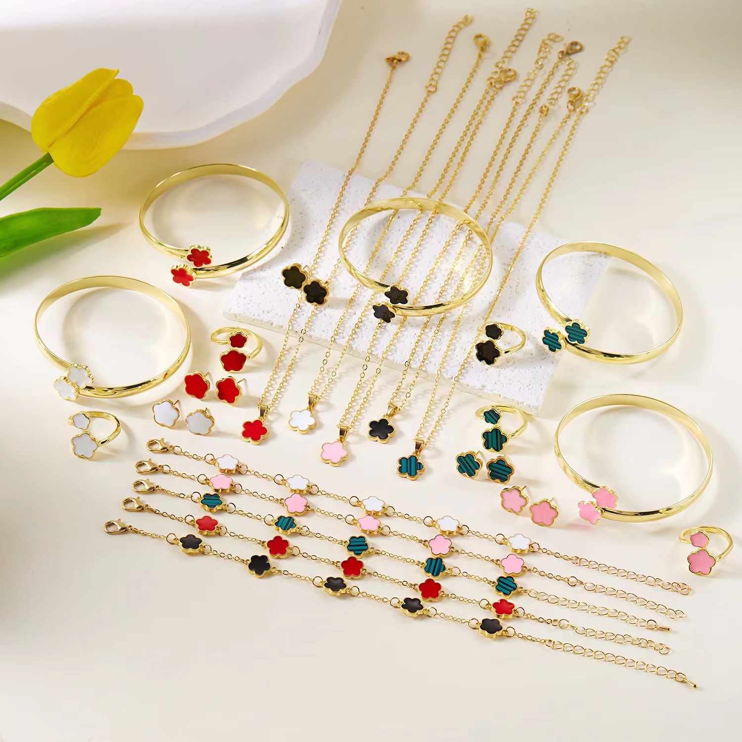Explosiones transfronterizas pétalos de cinco hojas set de cinco piezas collares pulseras pulseras pendientes anillos set de joyas de moda europea y americana mujer