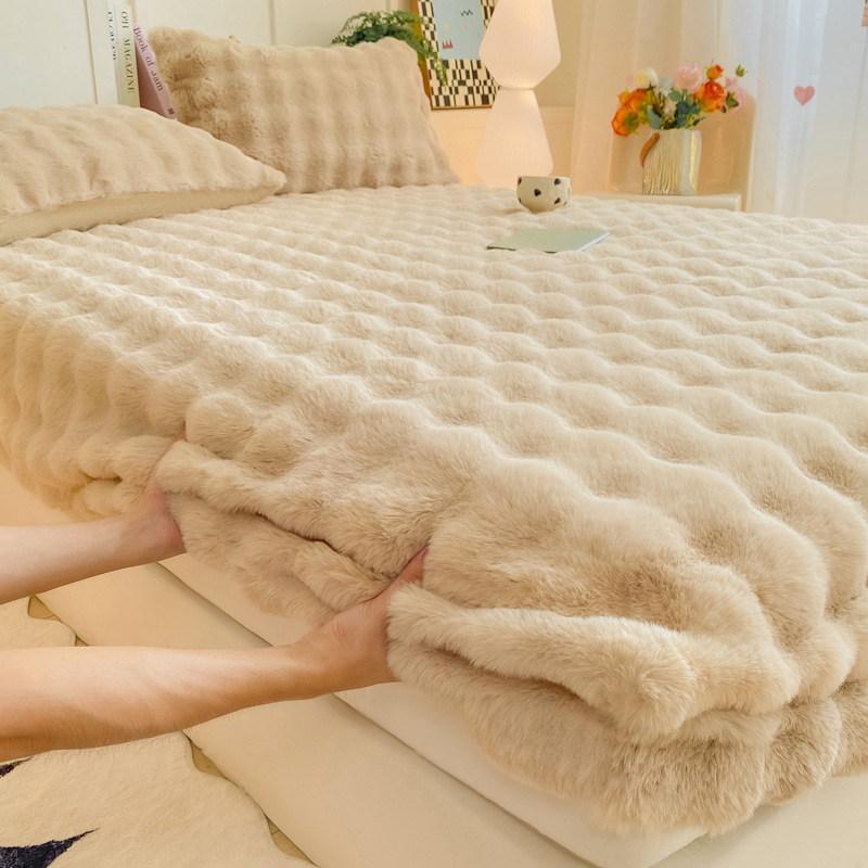 Invierno leche de cama de terciopelo grueso con tres piezas de colchón de terciopelo de coral cálido hogar cubierta de protección de colchón de terciopelo de coral para una sola persona más cubierta de edredón