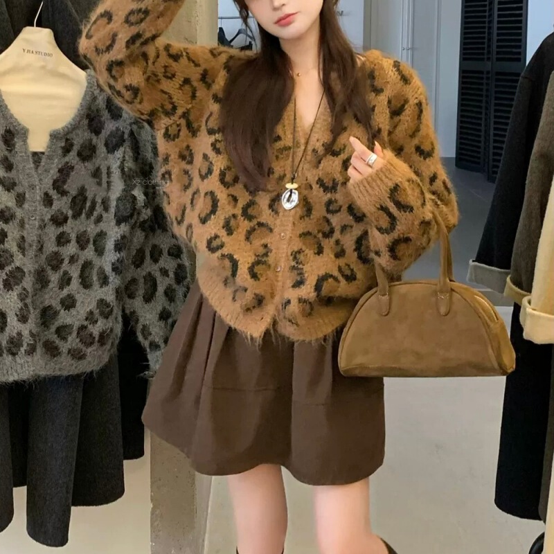 2026 Korean-style autumn and winter new vintage leopard print knitted cardigan for women, loose and casual fashion sweater jacket