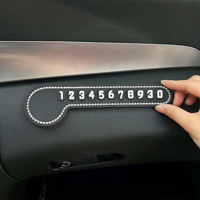 Espacio de estacionamiento temporal del automóvil, número de matrícula móvil, placa de estacionamiento, bricolaje, nueva chica linda creativa, teléfono móvil en el automóvil