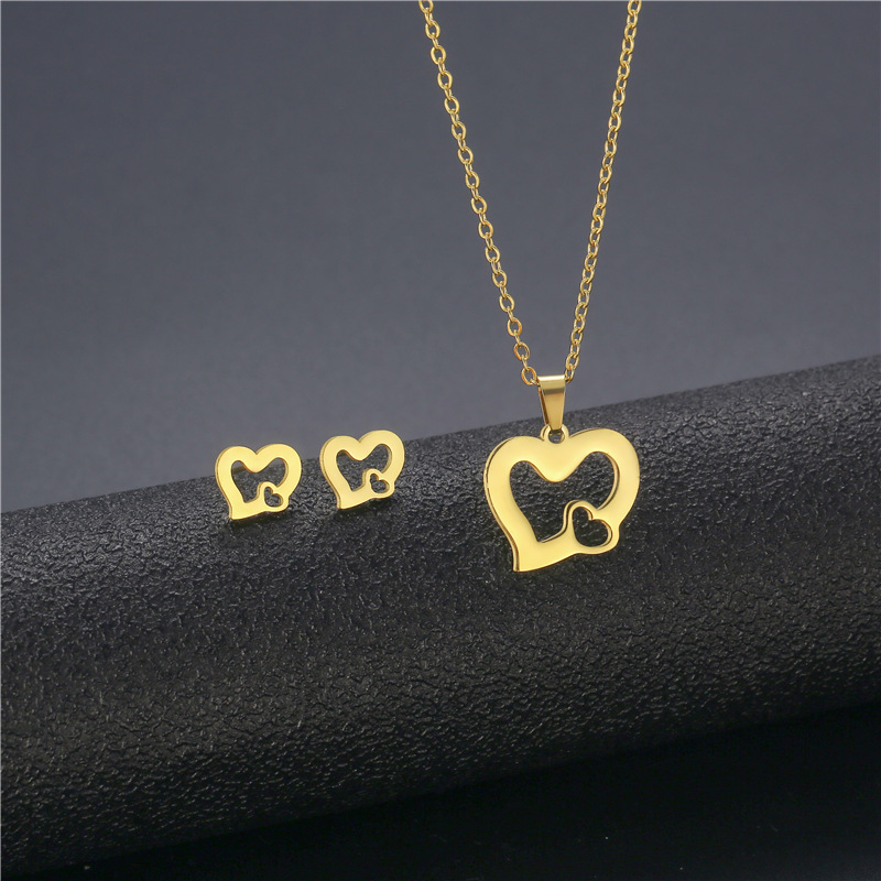 Colgante En Forma De Corazón De Moda, Collar De Acero De Titanio, Juego De Aretes Chapados En Oro display picture 2