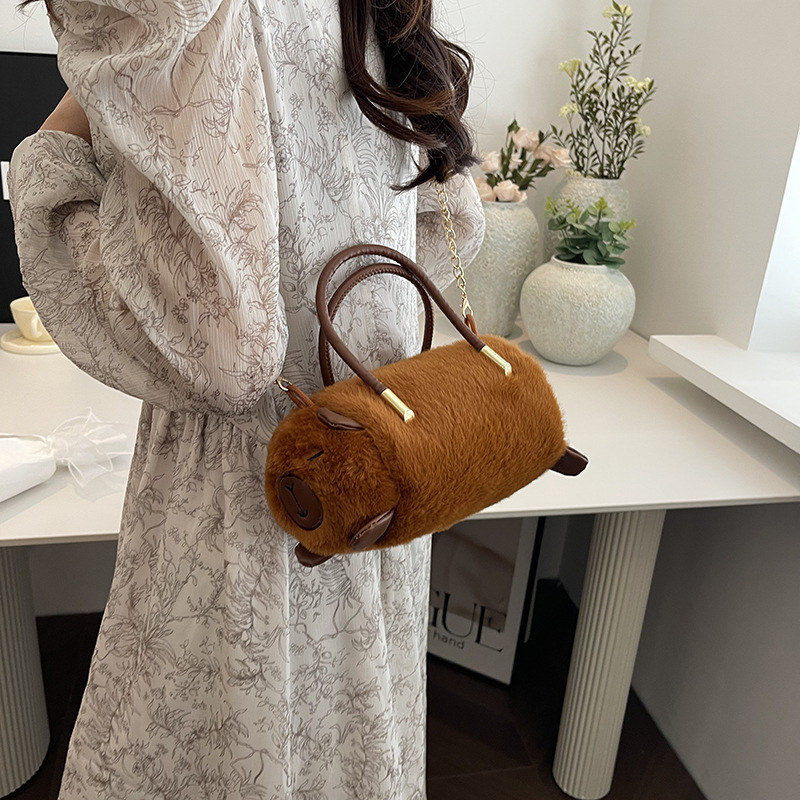 카피 발라 메신저 백 팬더 봉제 배낭 여성의 2024 새로운 귀여운 카피 바라 통근 손 어깨 가방