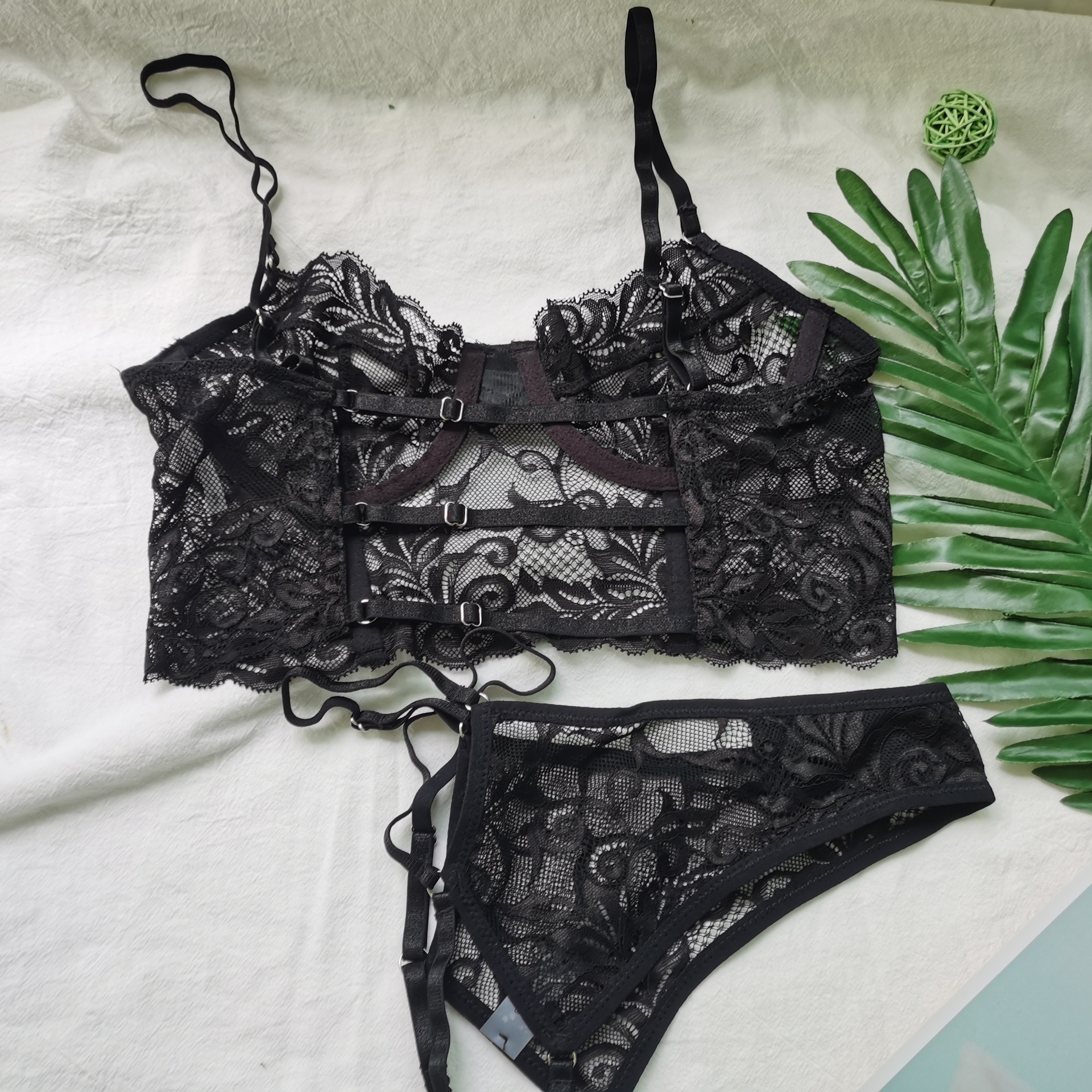 Jauna seksīga veļas veste ar mežģīņu izšuvumu un perspektīvu izdobtu krūštura komplektu sieviešu stringiem._voghion.com