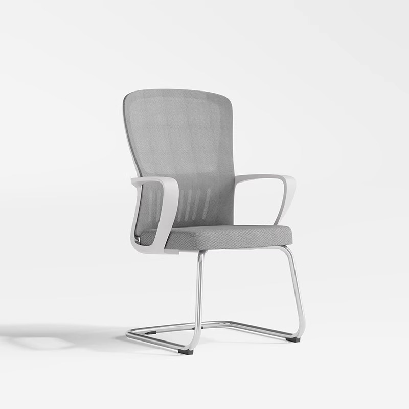 Silla arqueada con marco blanco y red gris