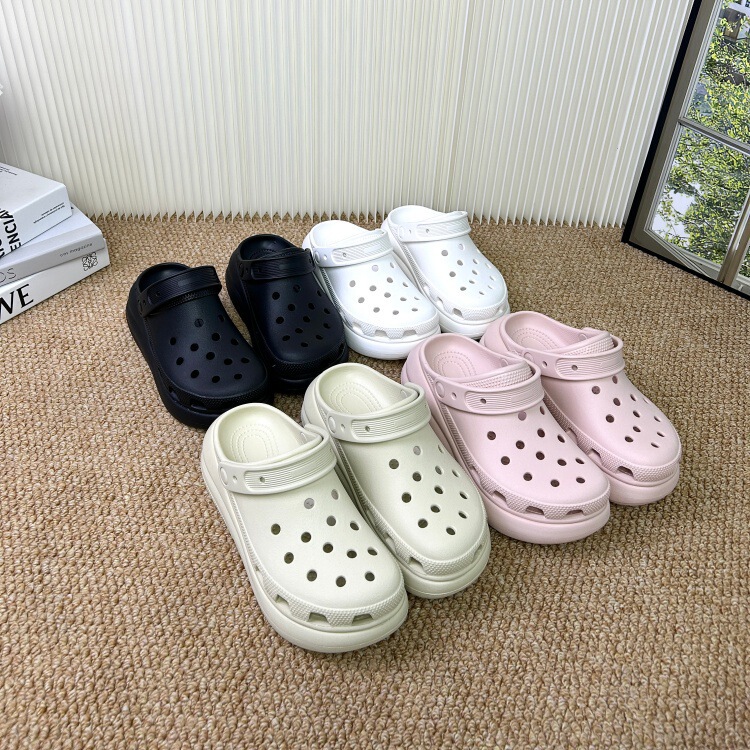 Dongguan Factory Store 2026 Classic Style Puff Thick-Soled Comfortable Clogs for Women, Fashionable Beach Sandals