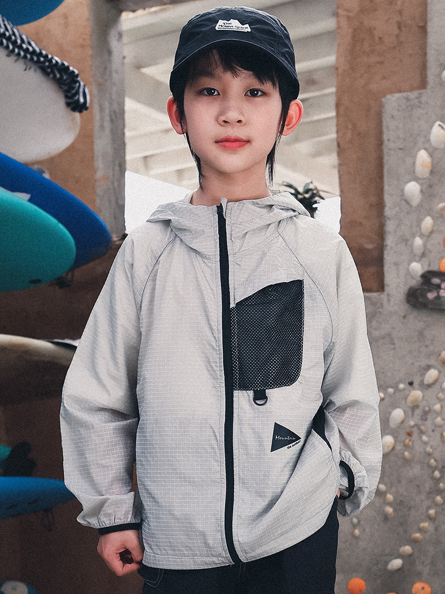 Niños encapuchados abrigo de ropa de protección solar 2026 verano ligero al aire libre chaqueta impermeable para niños chaqueta de niño grande