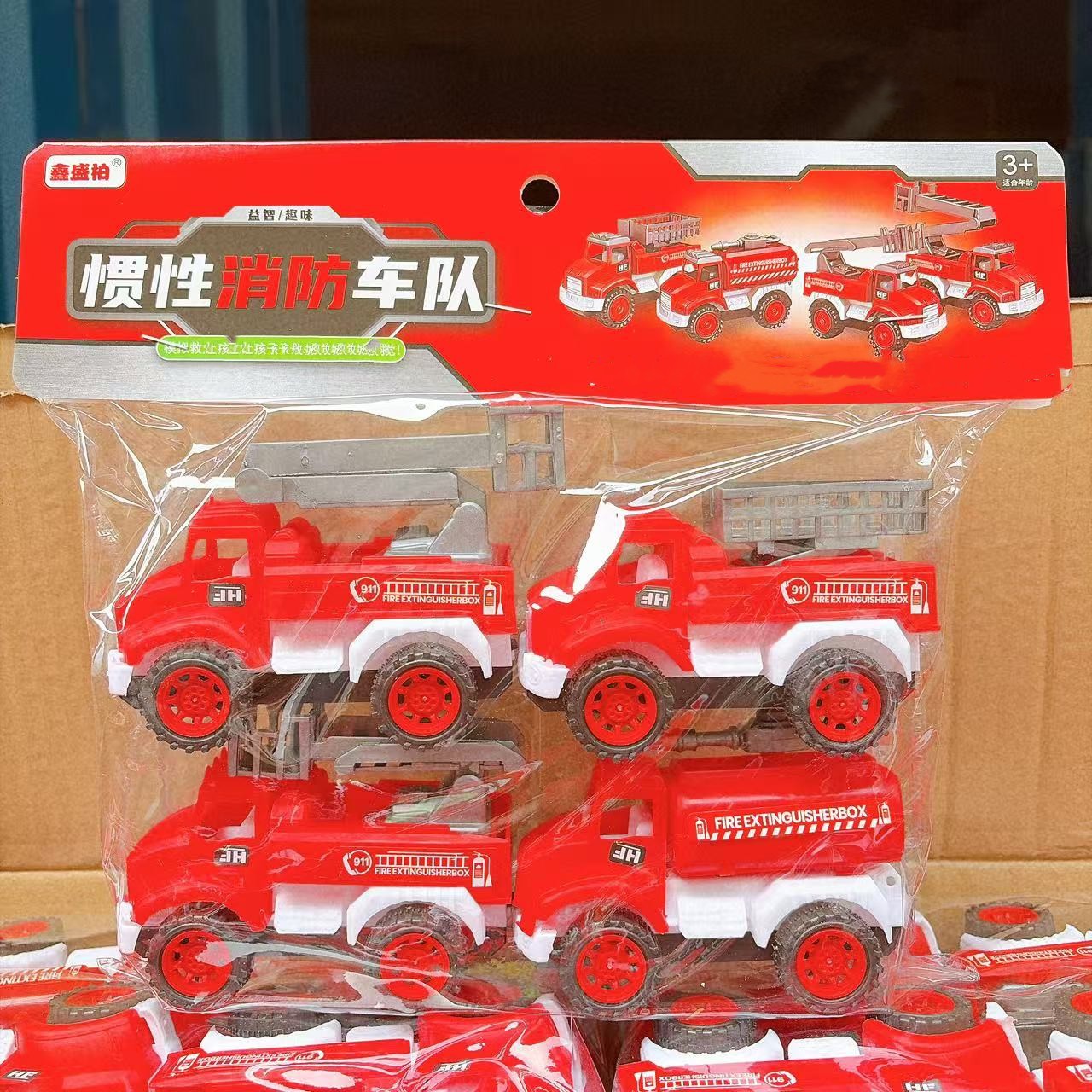 Venta al por mayor vehículo de ingeniería modelo de camión de bomberos inercia Tire hacia atrás traje de coche tarjeta cabeza bolsa cuatro Paquete de coche de juguete para niños puesto