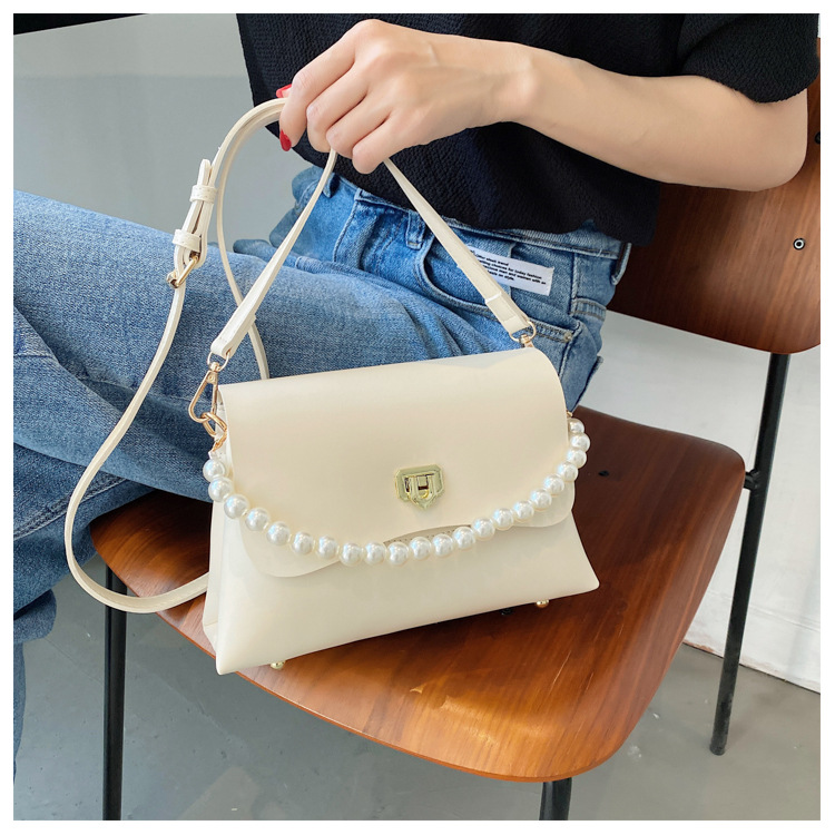 Korean Style Texture One-shoulder Messenger Pearl Chain Small Square Bag display picture 5