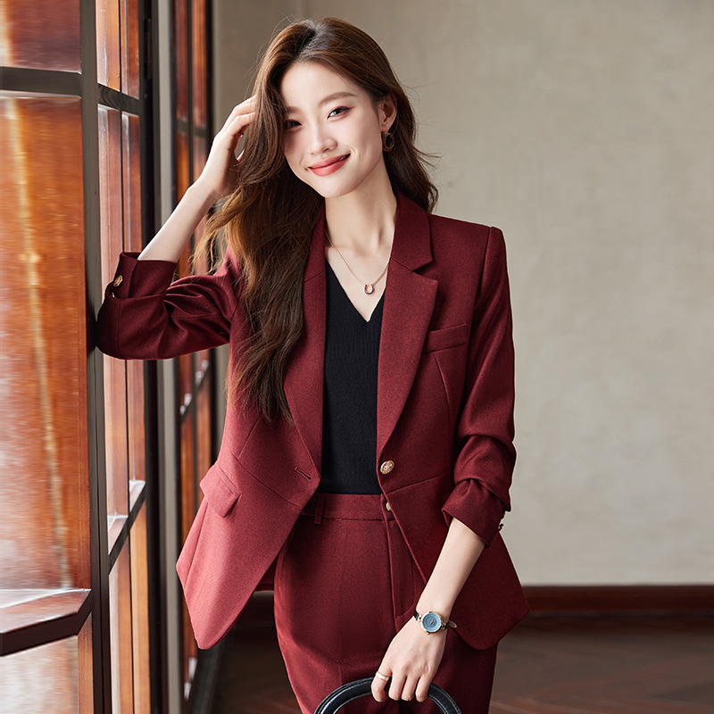 High-end red professional women's suit set, new autumn 2025 style, elegant and professional two-piece suit.