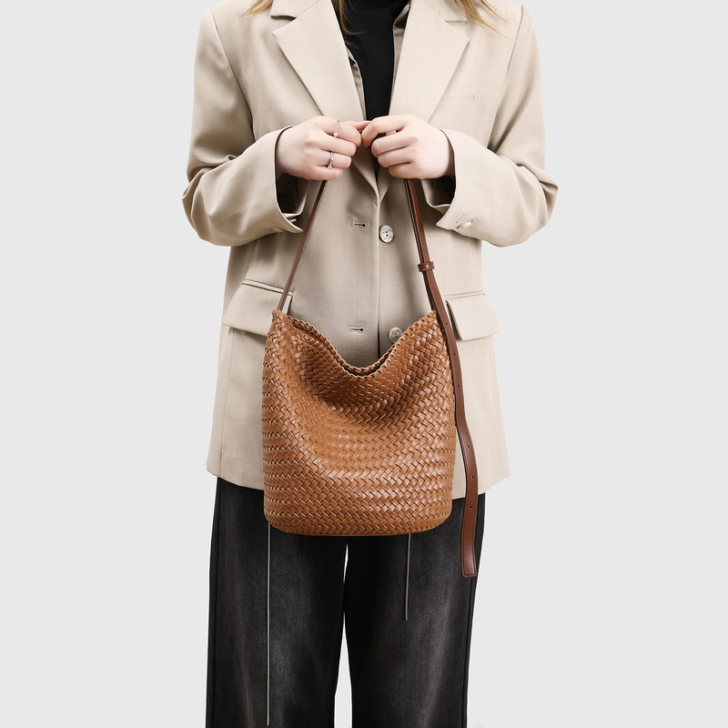 Cowhide Hand-Woven Bag Women's 2025 Summer New Large-Capacity Bucket Bag Casual Vacation Single Shoulder Crossbody Bag Cowhide Hand-Woven Bag Women's 2025 Summer New Large-Capacity Bucket Bag Casual Vacation Single Shoulder Crossbody Bag