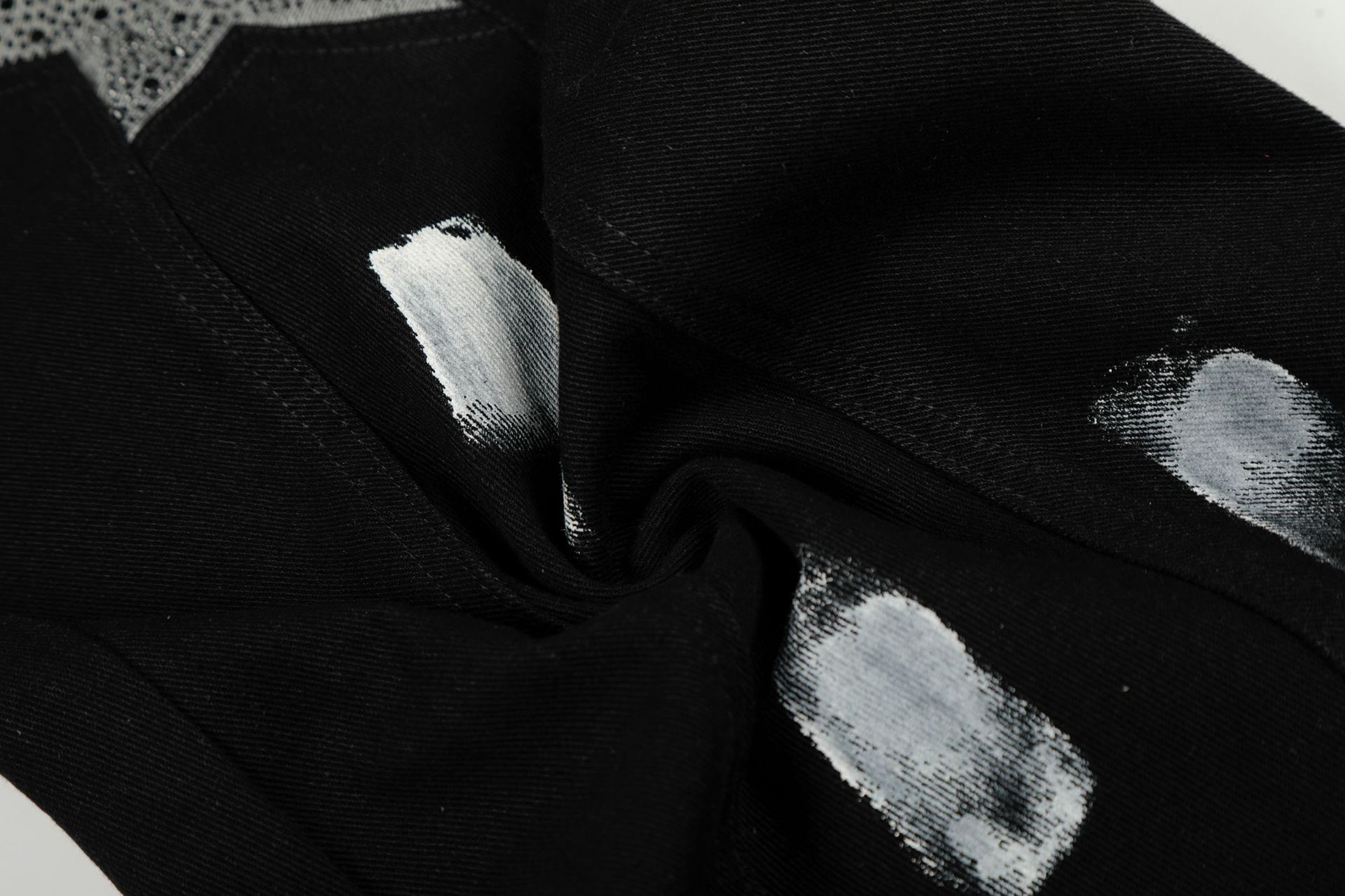 Jean en denim noir délavé, coupe ample, jambe droite, style vintage, effet peinture éclaboussée, pour homme et femme._voghion.com