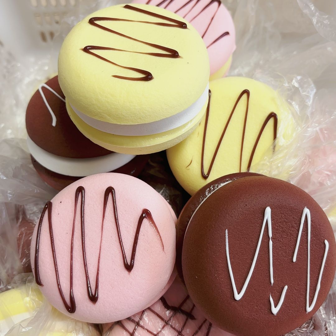 무작위로 젖은 부드러운 마카롱 케이크가 천천히 반등합니다.