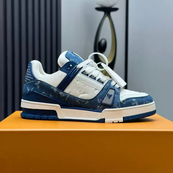 National Day Discounts on Classic Vintage Guangzhou Lujia Trainer Sneakers, Couple's Sports Shoes, Air-Cushioned Chip Handbags, and Scented Items