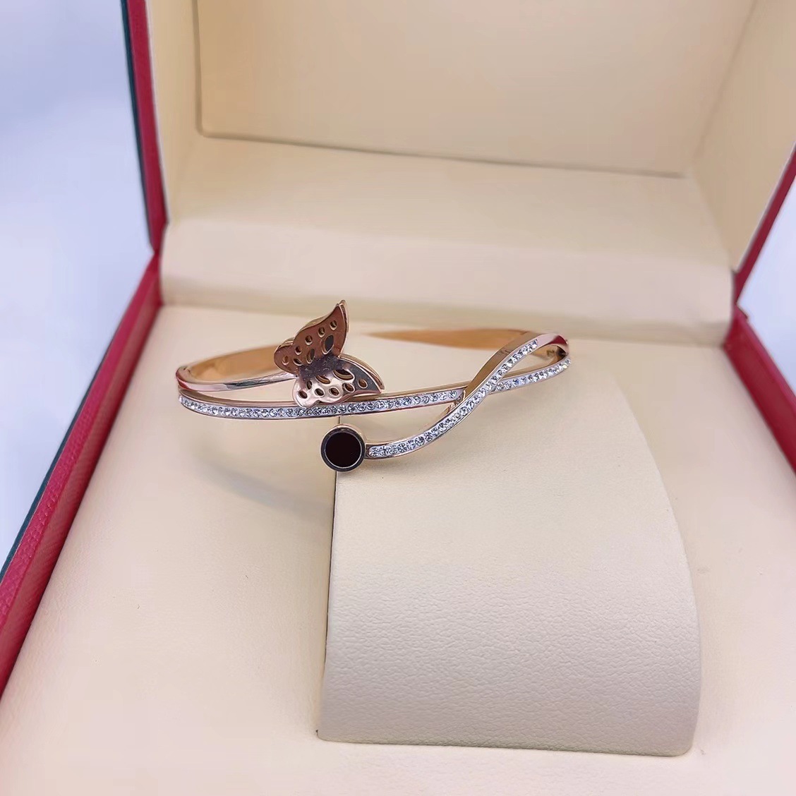 En stock fábrica directa Transfronteriza Popular electrochapado 18K pulsera de acero de titanio femenina personalidad no se desvanece moda nicho moda