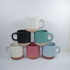 つや消しの2色は陶磁器の杯をつづり合わせてマグカップを噴き出します。