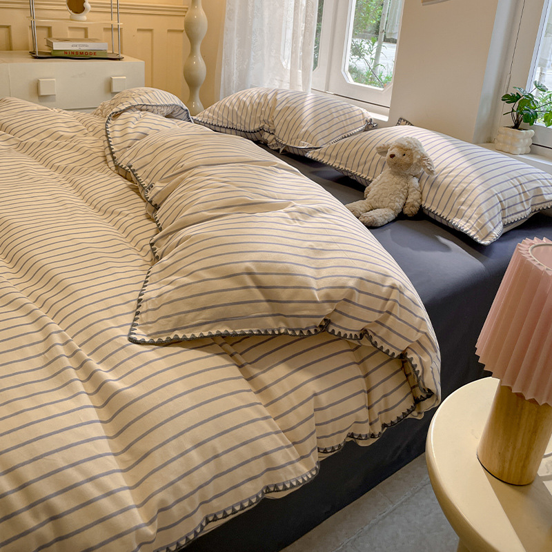 El borde de la concha a rayas de algodón está molido y las nubes son felices - azul