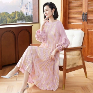 超好看气质连衣裙2026春新款三宅高端精致百褶裙大码女装褶皱长裙