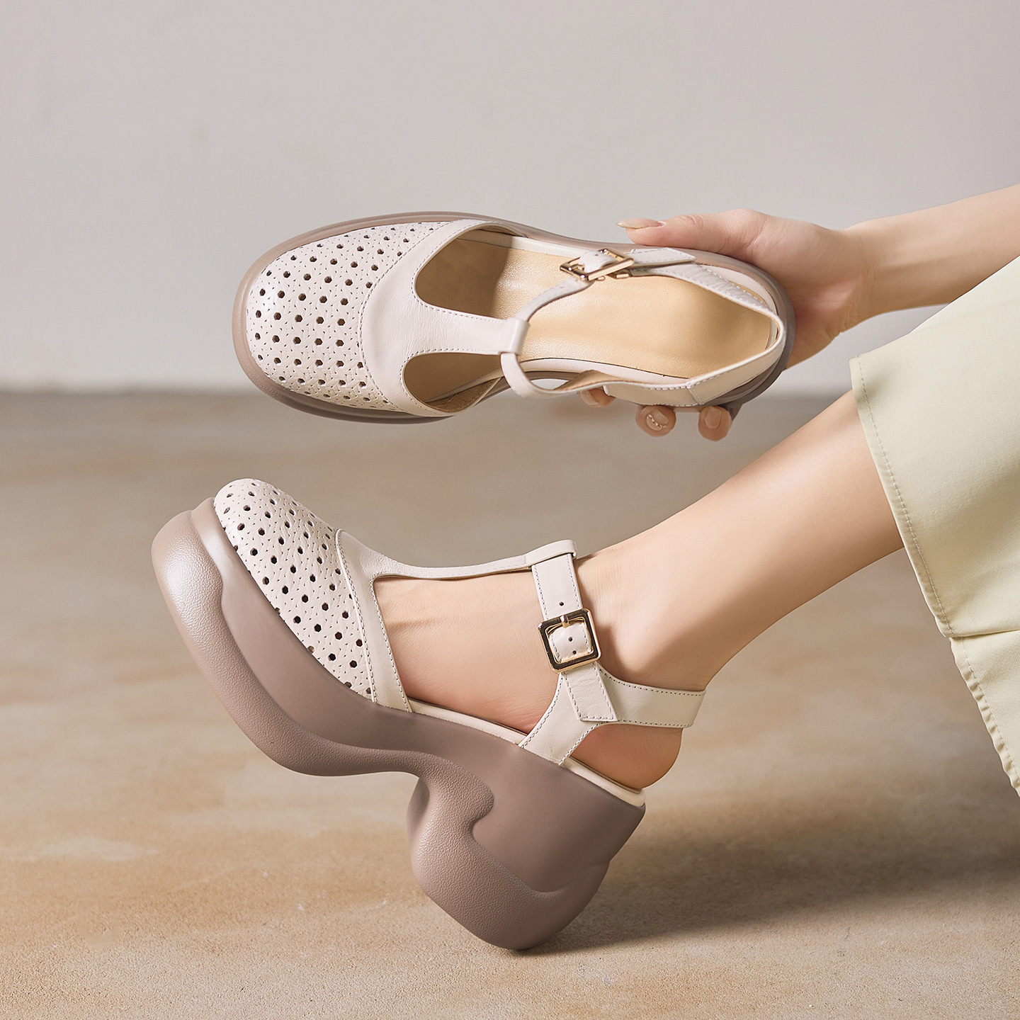 Sandal cao gót nữ quai ngang khóa T, đế dày 9.5 cm, gót thô — màu trắng ngà