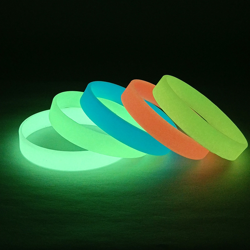 Fabricantes al por mayor de color sólido apertura nocturna pulsera de silicona pulsera de goma deportiva pulsera logotipo personalizado