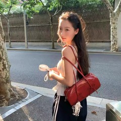 大衆は赤いボストンバッグをデザインしています。