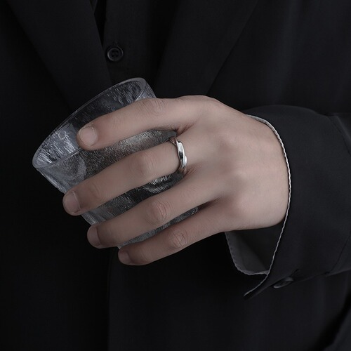 Möbius Titanium Steel Ring for Men, Adjustable, Simple and Elegant, Personalized, Retro, Versatile, Light Luxury Fashion Accessory for Women