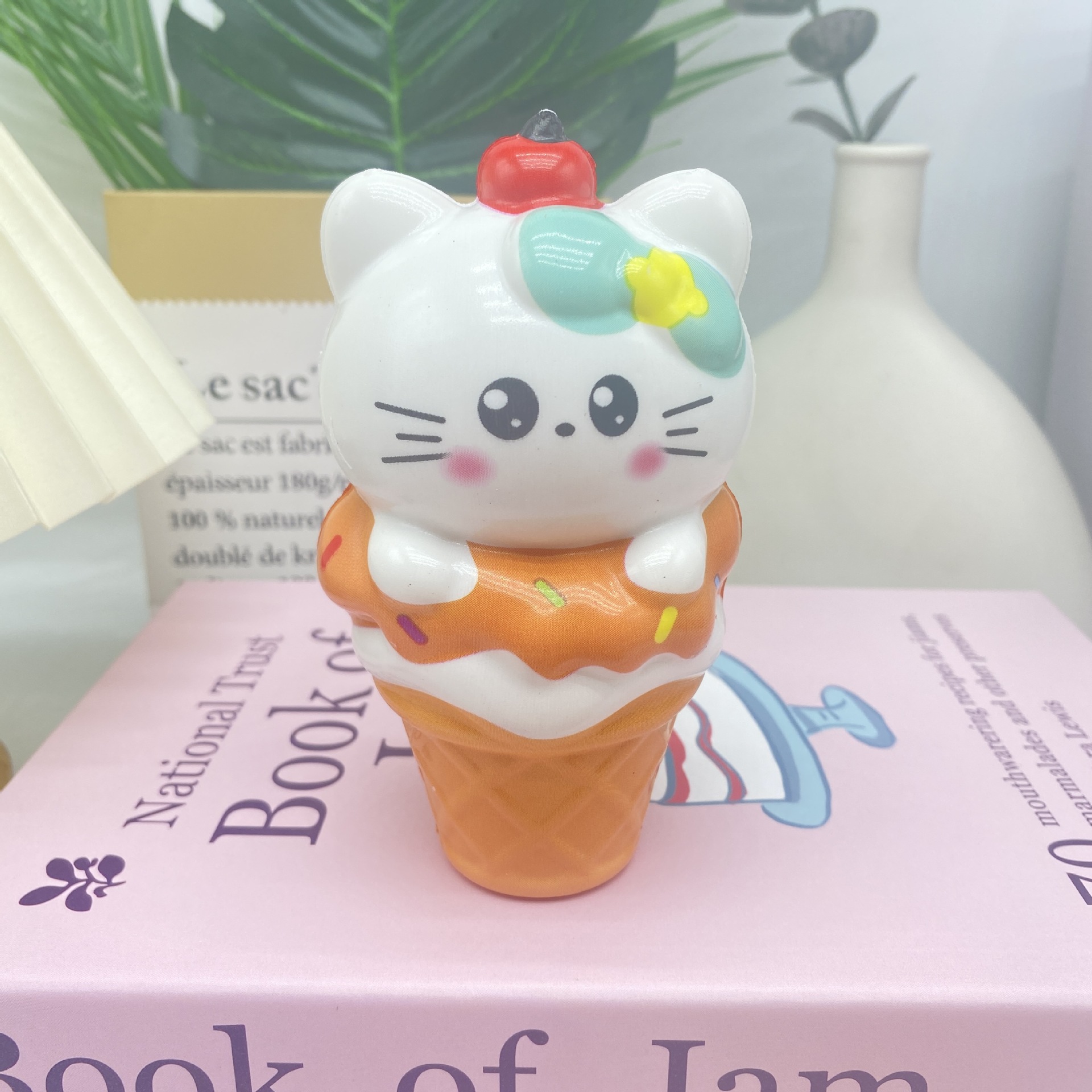 Jugues de helado pellizco Levinia Strawberry Bear Star Karby creativo muñeca de dulces adornos hechos a mano tres ojos