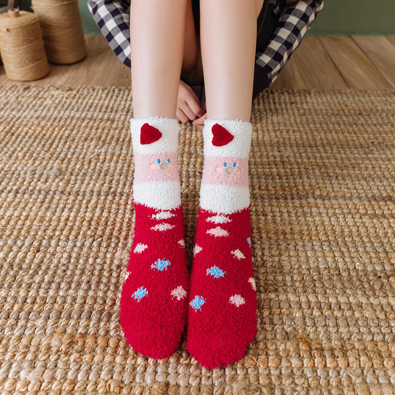 Otoño e Invierno nuevos calcetines de terciopelo de coral de invierno engrosada tridimensional de dibujos animados bordados piso calcetines de Navidad media Casa De terciopelo Calcetines