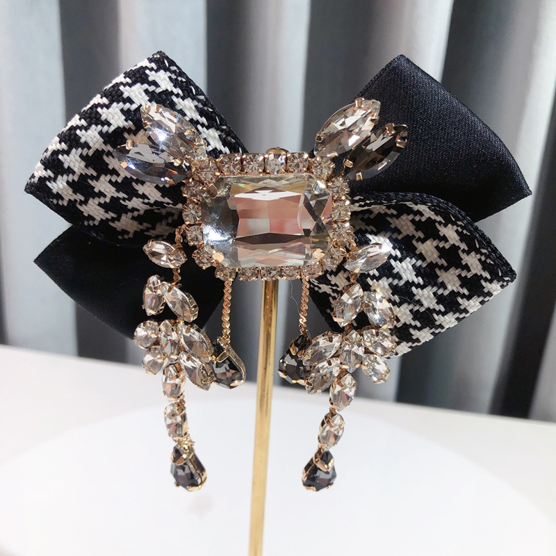 Nueva moda estilo Chanel aleación broche rhinestone color sólido retro estilo británico pajarita joyería femenina