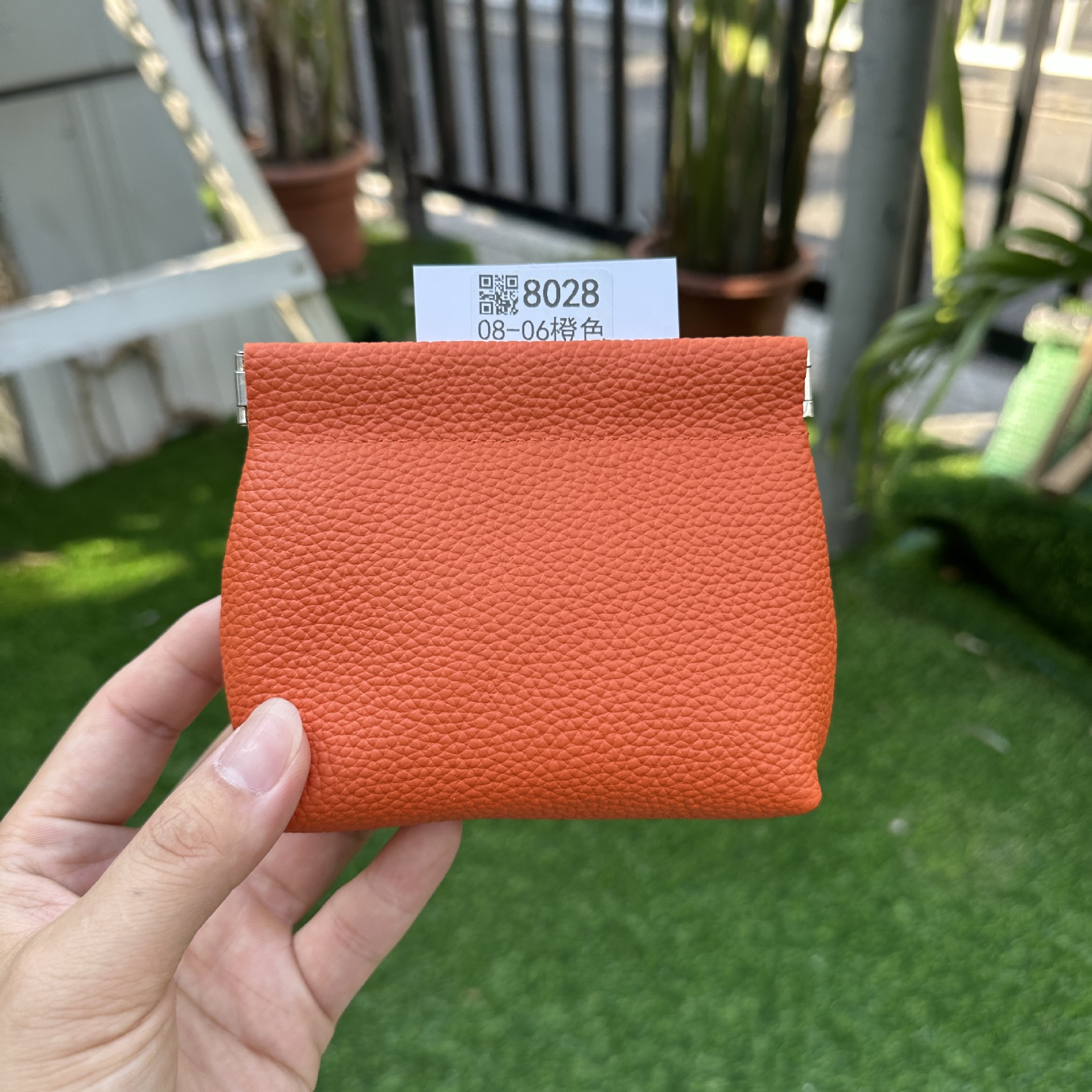 厚手の収納袋のトップ層の牛革は閉じています。