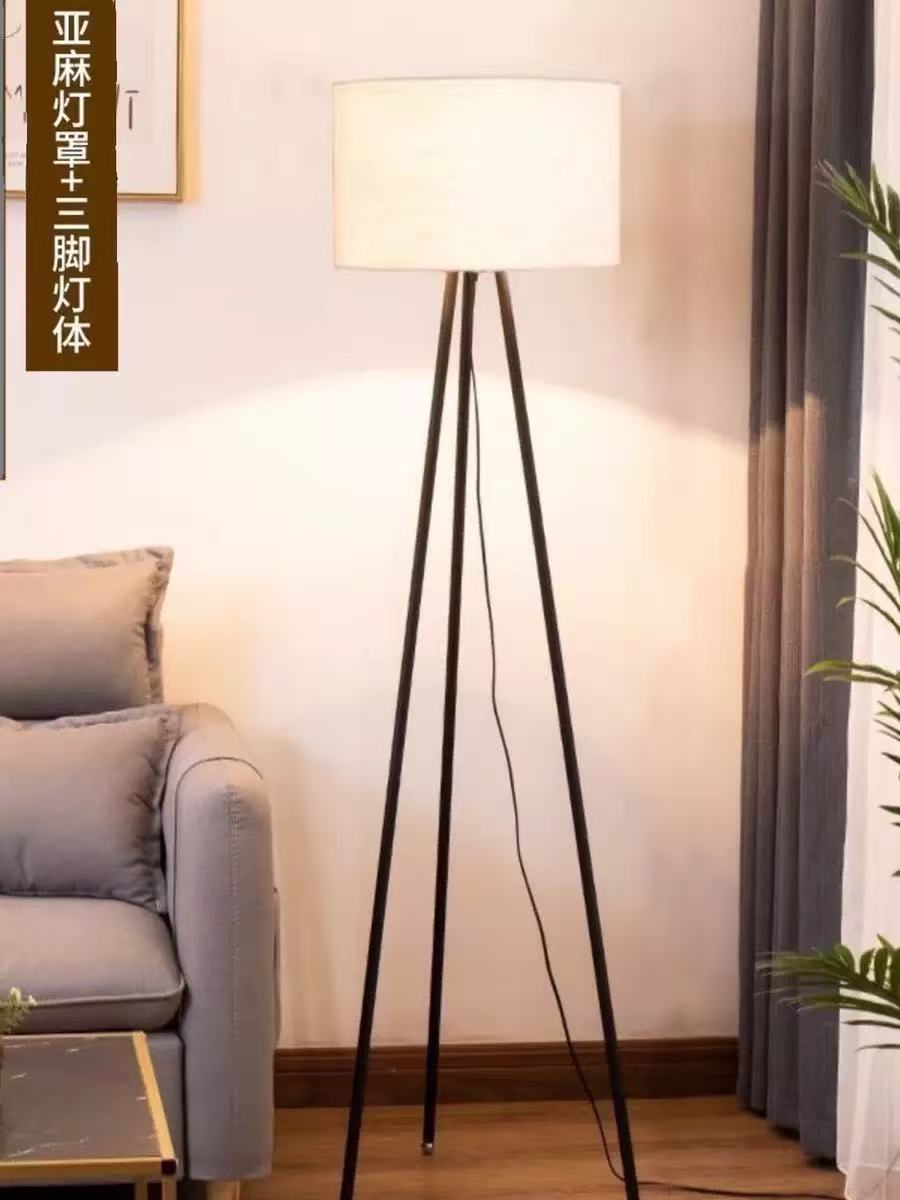 Lámpara de escritorio de plumas triangulares dormitorio en la cabecera de la cama de la niña, simple y creativo, lámpara de noche moderna, decoración cálida de la nueva casa