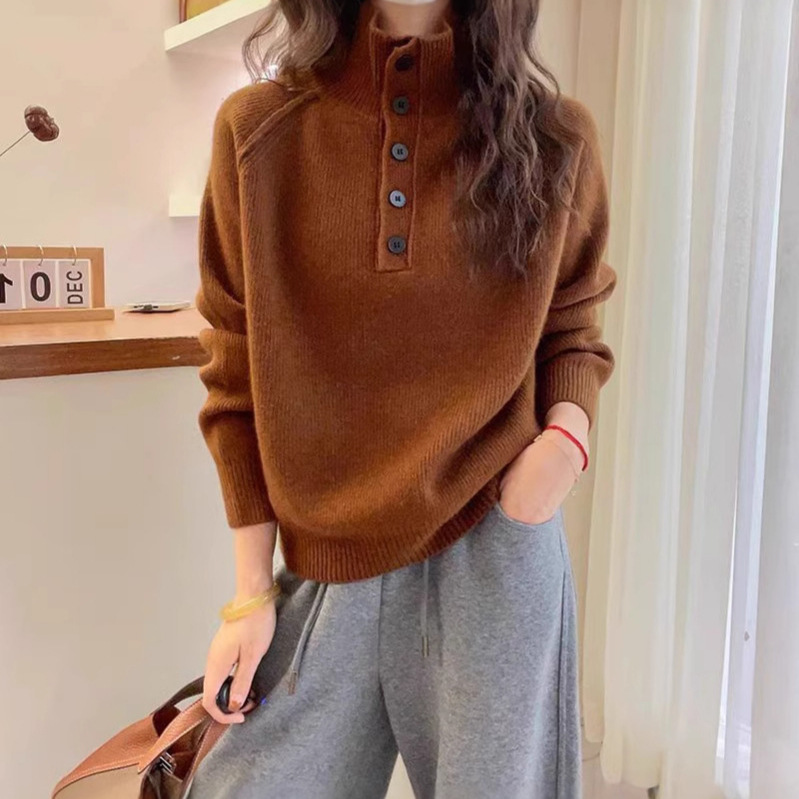 Korean-style knitted sweater for women, featuring a loose, soft, and comfortable fit, a half-placket design, a lapel collar, and raglan sleeves. New style Korean-style knitted sweater for women, featuring a loose, soft, and comfortable fit, a half-placket design, a lapel collar, and raglan sleeves. New style
