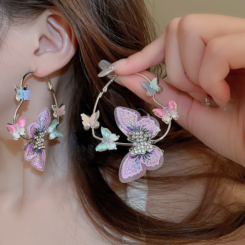 Pendientes redondos con aguja de plata retro estilo de Hong Kong goteo de aceite Pendientes de temperamento de nicho Pendientes de sentido avanzado femenino de verano ligero de moda