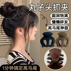 新商品のかぼちゃのクリップは女性の後頭部の高い馬尾の小さい髪を挟みます。