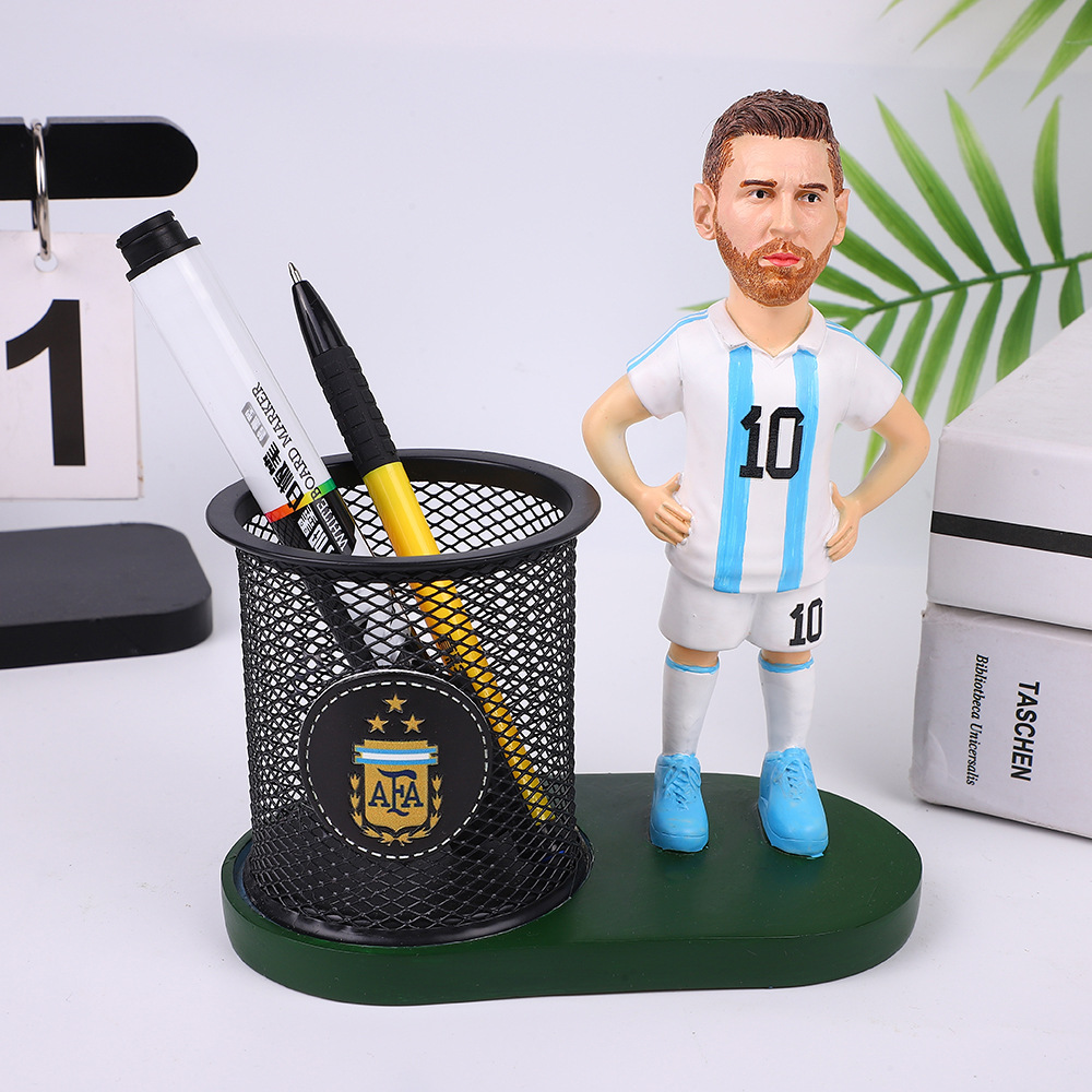 Regalo del día del niño Artesanía de resina Mbappesi C Luo Adornos Portalápices de fútbol Papelería