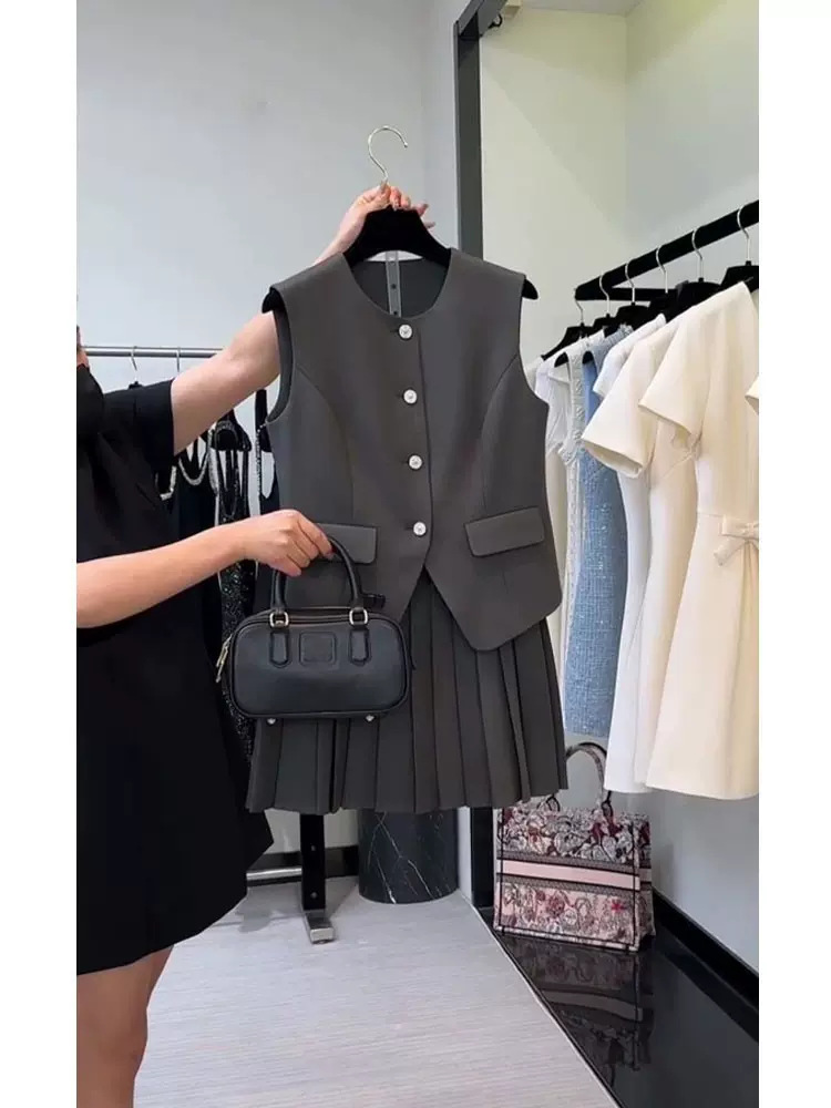 Bộ vest đen phối đồ FL240420 áo vest không tay mùa hè nữ áo gile xếp ly váy hai mảnh dáng nhỏ — Màu xám