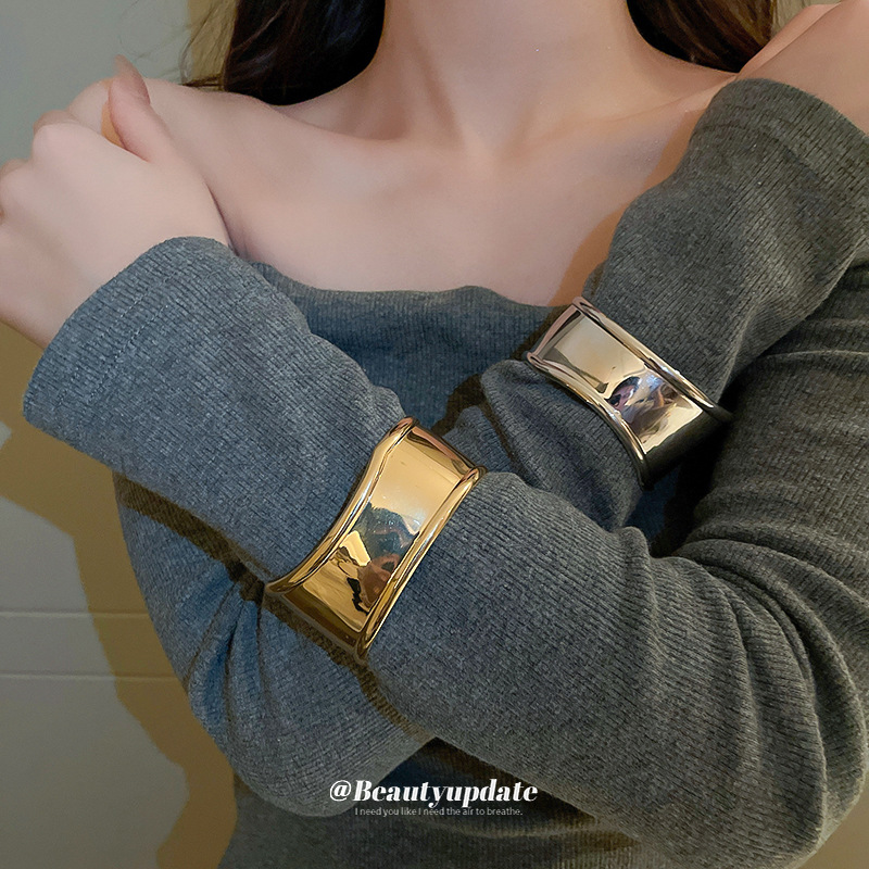 Pulsera plisada irregular de metal estilo europeo y americano fresco elegante pulsera personalidad de alto grado de lujo ligero pulsera al por mayor femenina