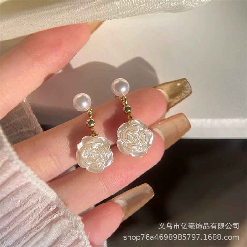 S925 Pendientes de perlas de temperamento Pendientes de lujo ligero de alta gama Pendientes al por mayor y al por menor transfronterizos Mujeres