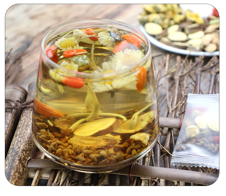 Chrysanthemum Goji Honeysuckle Tea 100g Bagged Cold Brew Wellness Blend with Cassia Seed in use