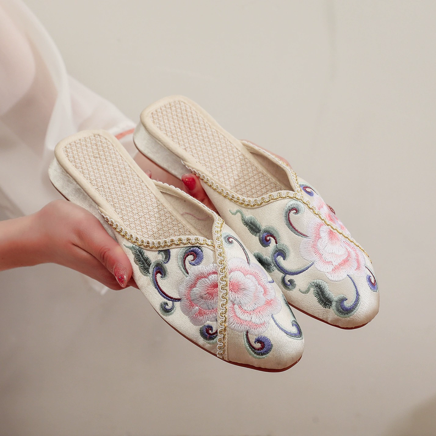 【Хуа Рон】Новинка лета 2024: Традиционные вышитые женские туфли, домашние туфли с вышивкой в стиле Хань, туфли для ханьфу, женские тапочки